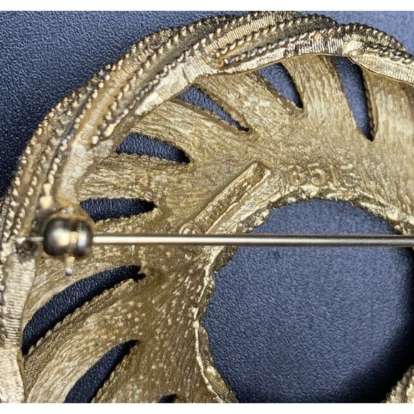 Boucher Round Brooch Pin Gold Tone Textured 3D Look Classic Signed Vintage - Picture 5 of 6